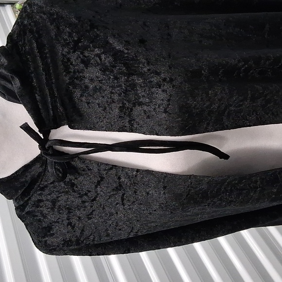 Cape - Picture 2 of 6